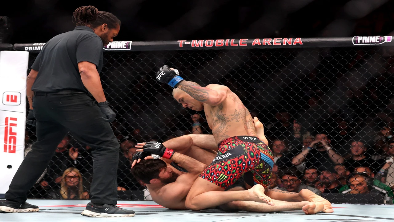 ضربة قاضية في 80 ثانية.. بيريرا يستعيد حزامه أمام أنكالاييف